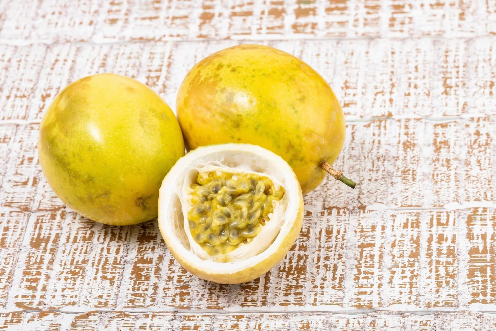 Yellow Passion Fruit 'Flavicarpa' Seeds — Golden Tropical Vine - Main